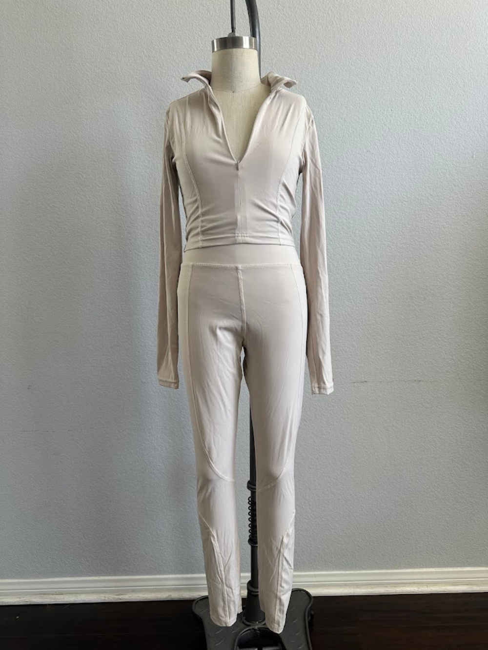 PrettyLittleThing Activewear Set Zip Front Crop Top Leggings Beige Size 2